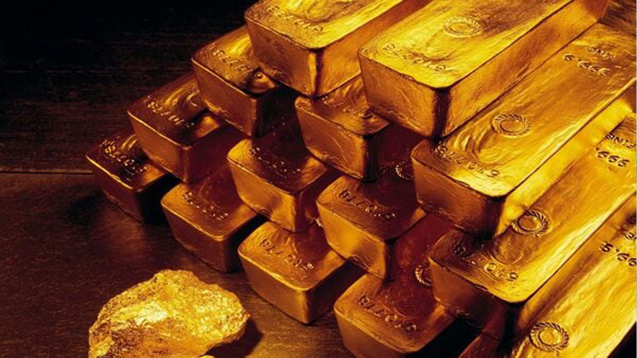 Gold Gleams Despite Dollar's Strength