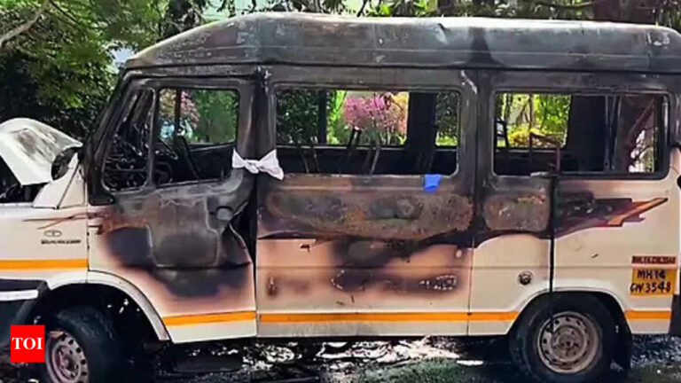 Pune Minibus