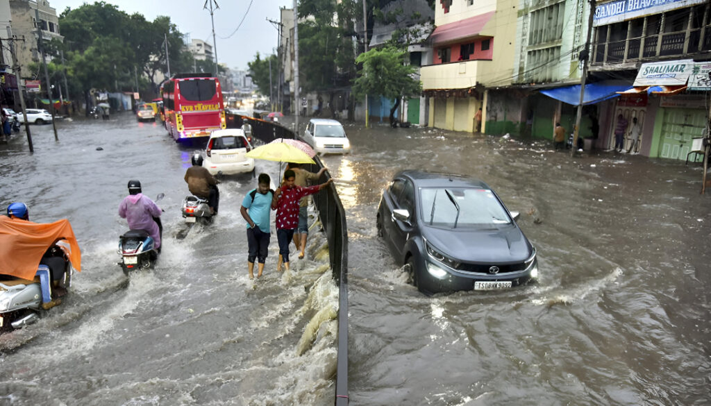 Hyderabad Grappless Heavy Rains Lash the City