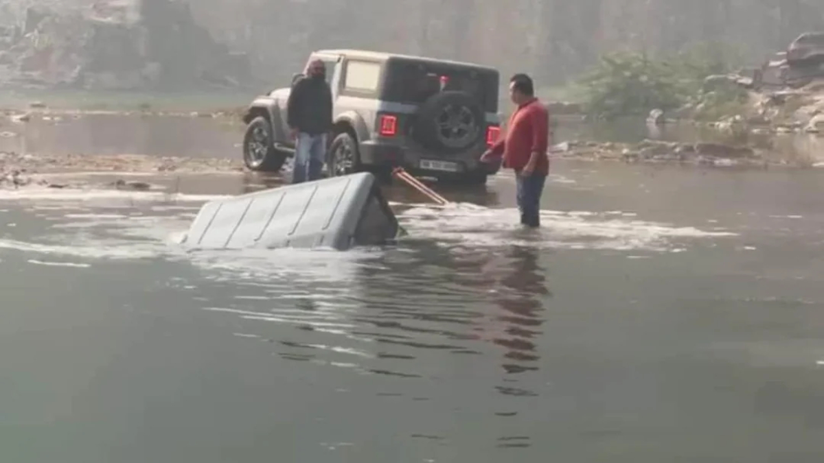 On Camera, Mahindra Thar Sinks Into Lake