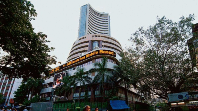 Indian Stock Markets Dip as IT Heavyweights Drag Benchmarks