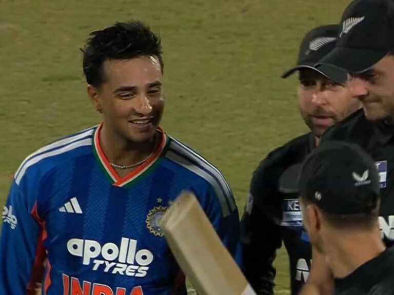 New Zealand Players Inspect Abhishek Sharma’s Bat