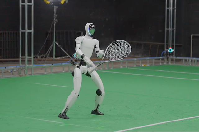 Robot Challenges Tennis Professional