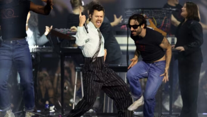 Viral Video: Harry Styles Collapses