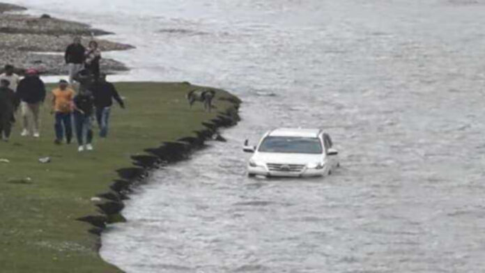 Viral Video of SUV Driven Through Kashmir Jhelum River Viral Video of SUV Driven Through Kashmir Jhelum River
