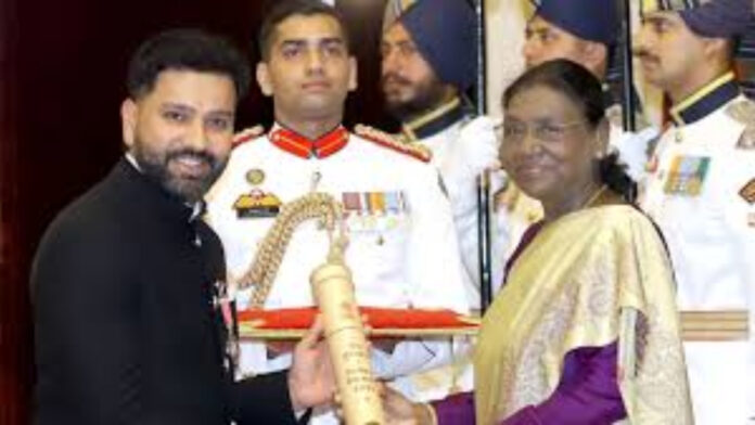 Rohit Sharma Padma Shri at Rashtrapati Bhavan Rohit Sharma Padma Shri at Rashtrapati Bhavan