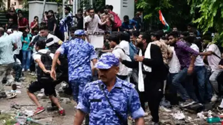 High Security Tension in Delhi: Police Lathicharge Protesters Near Kerala Bhawan