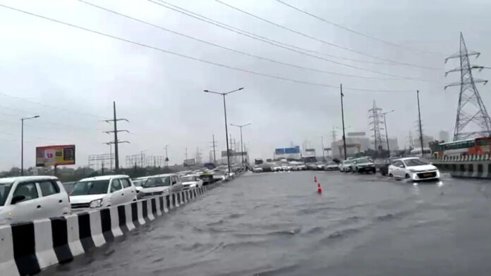 Ground Report: Waterlogged NH-9 Jam Near Delhi Ghazipur Border Ground Report: Waterlogged NH-9 Jam Near Delhi Ghazipur Border